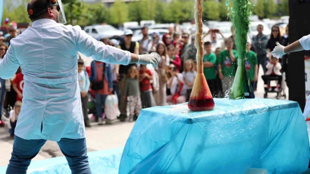 Çocuklar bayramı bilim şovlarıyla kutluyor