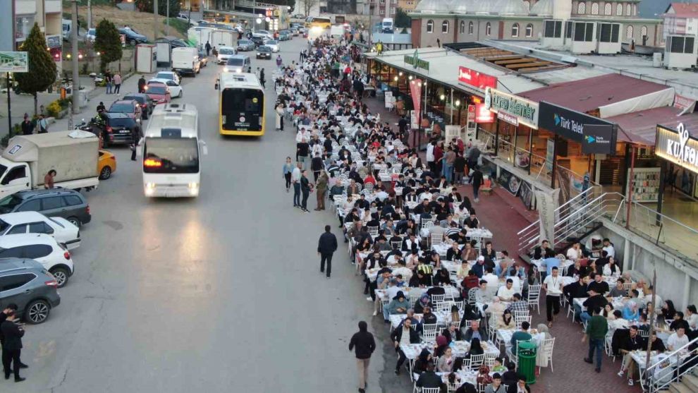 Esnaf ile üniversite öğrencileri iftarda bir araya geldi