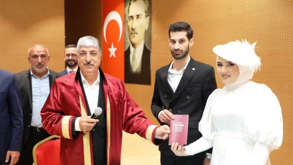 İlk nikahını kıydı, cüzdanı geline verdi