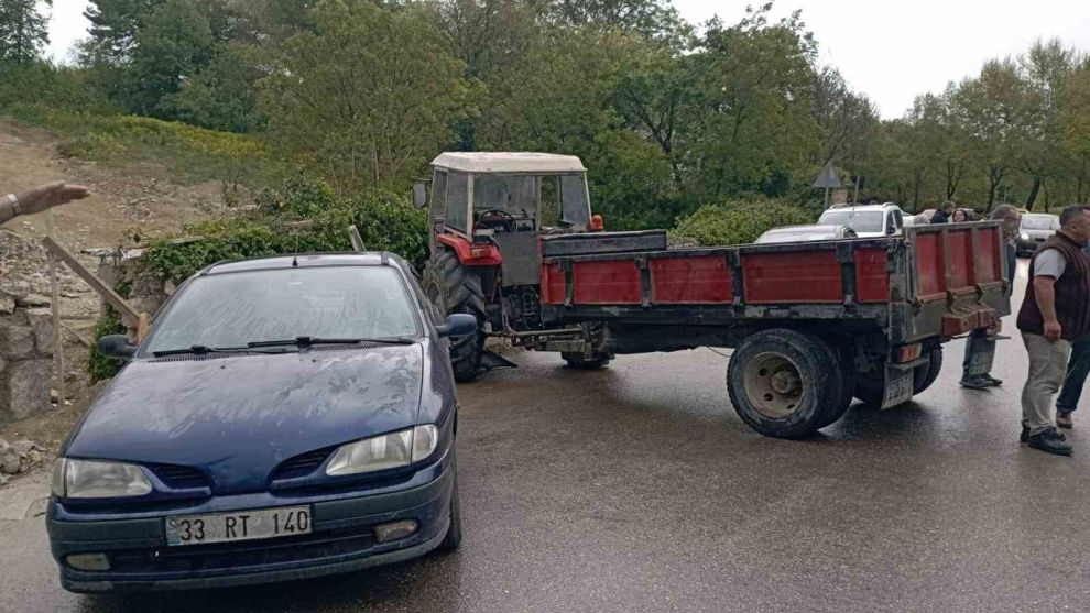 Islak yolda kayan traktör otomobile ardından duvara çarptı