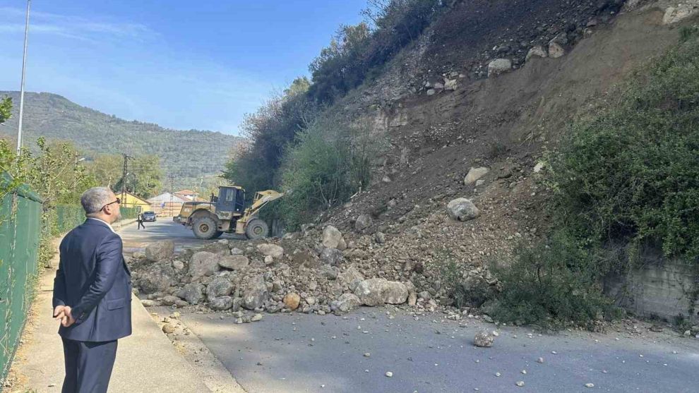 Karabük’te heyelan yolu kapattı
