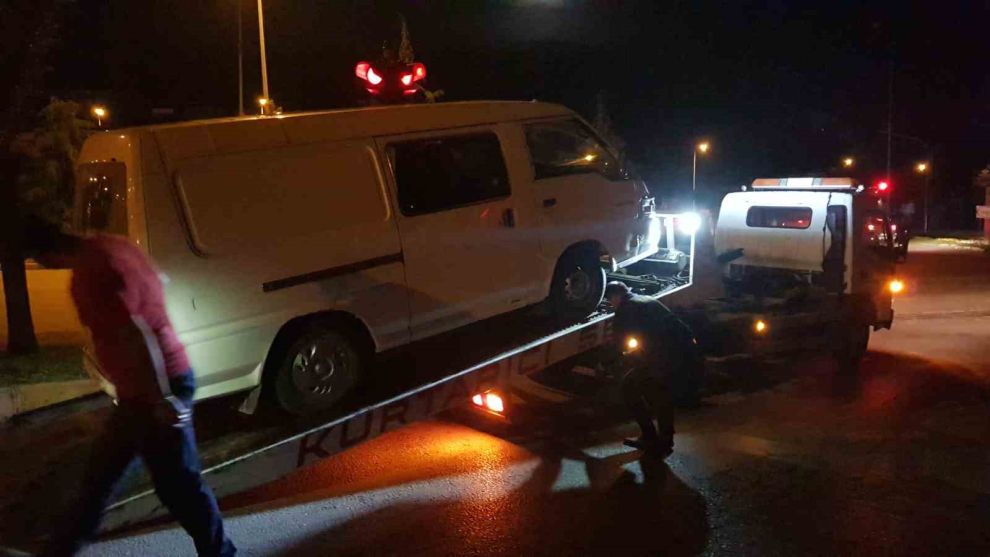 Kavga ihbarına gelen polisleri görünce kaçmaya çalıştılar
