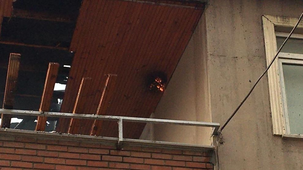 Kocaeli’de 2 katlı evin çatısı alevlere teslim oldu