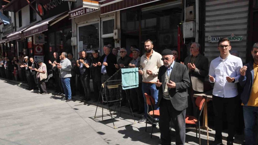 Onlarca esnaf, Ramazan ayının son Cuma’sında ellerini semaya açtı