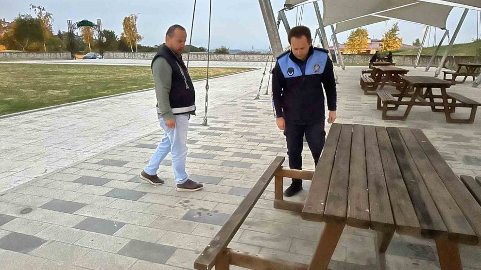 Oturma banklarını yaktılar