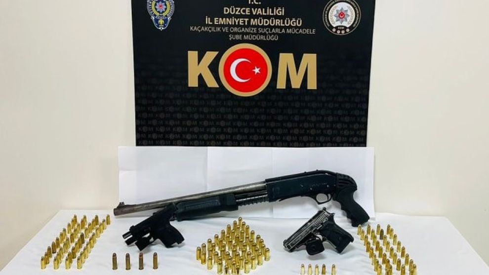 Polis ekiplerince yapılan aramada silah ve tüfek ele geçirildi