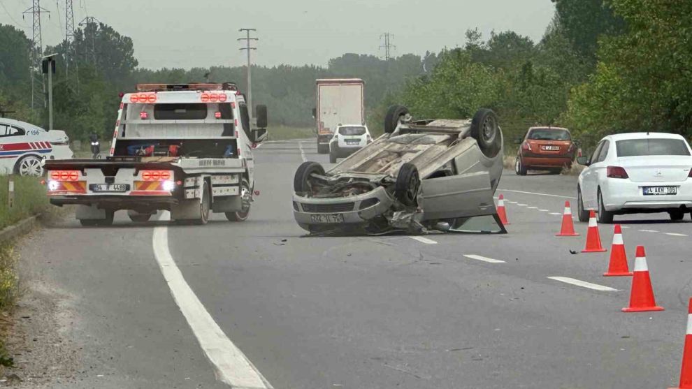 Sakarya’da ciple çarpışan otomobil takla attı: 1 yaralı