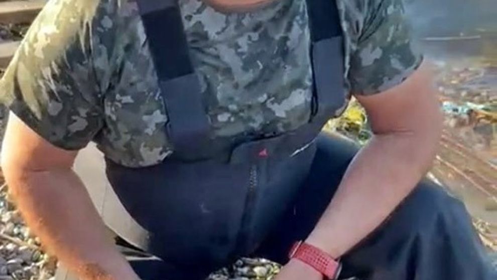Sapanca Gölü’nde 24 kiloluk balık yakaladı, üremesi için suya geri bıraktı