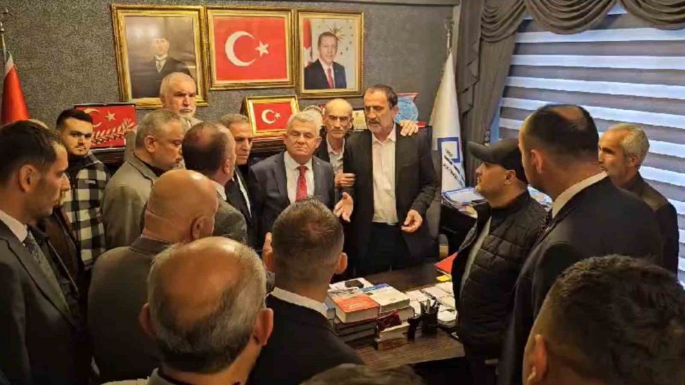 Seçimi kaybeden belediye başkanı milletvekiline çiçek fırlatıp hakaret etti