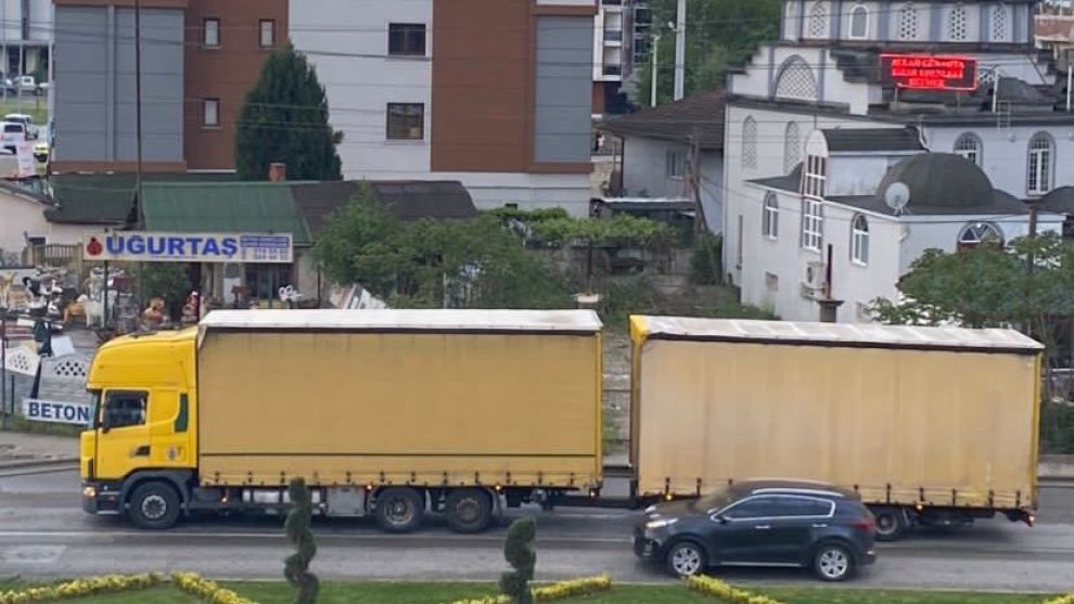 Şüphe üzerine durdurulan tırda 10 düzensiz göçmen yakalandı: 2 gözaltı