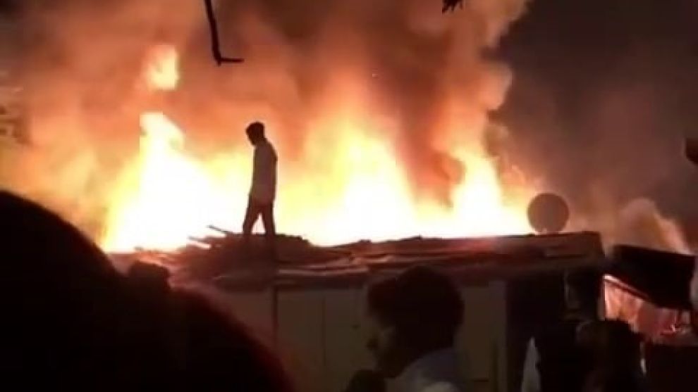 Tek katlı ev alev topuna döndü, mahalleli sokağa döküldü
