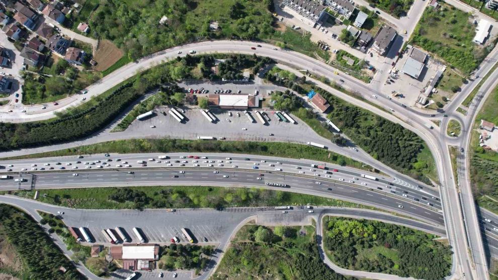 TEM’de bayram trafiği yoğunluğu havadan görüntülendi