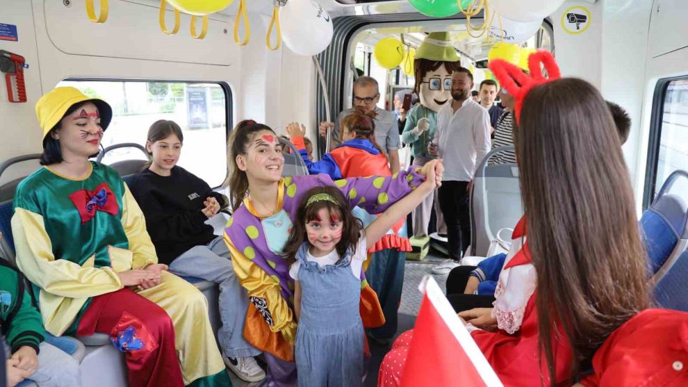 Tramvaya binen miniklere palyaço sürprizi