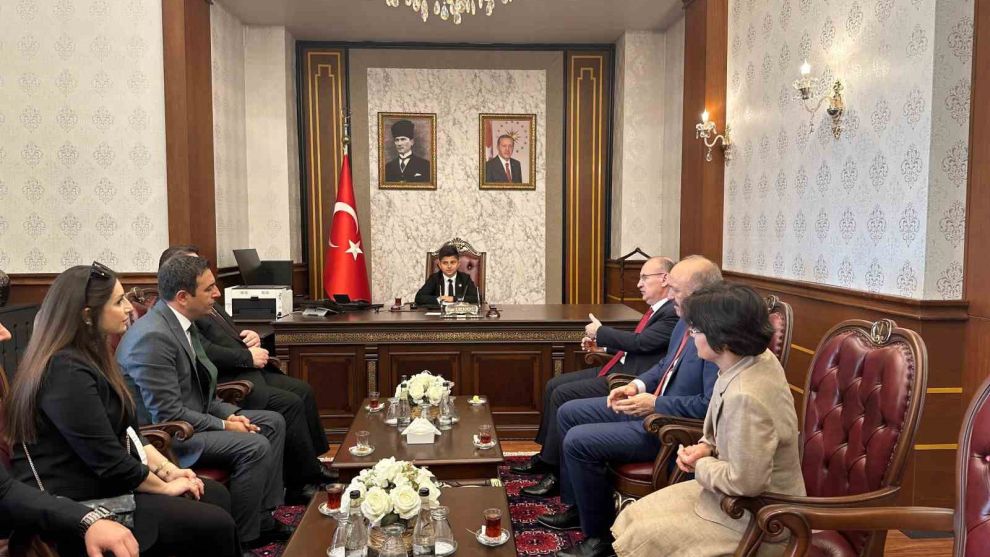 Vali Karadeniz koltuğunu 4’üncü sınıf öğrencisi Emir’e devretti