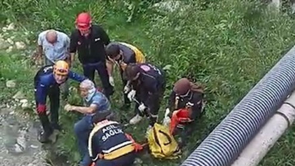 Yaslandığı korkuluk kırılınca köprüden düşen yaşlı adam yaralandı