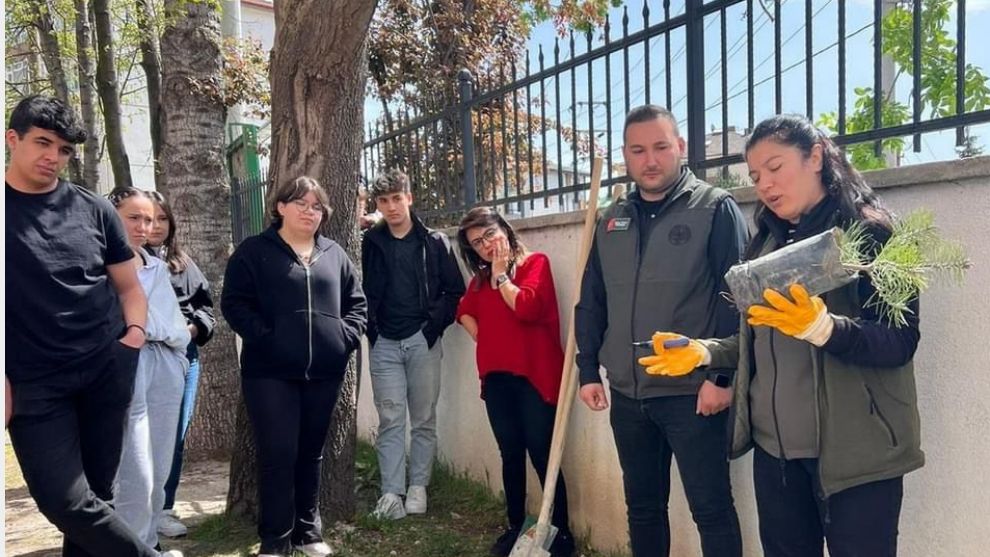 Lise Öğrencileri Sosyal Sorumluluk Bilinciyle Fidan Dikti