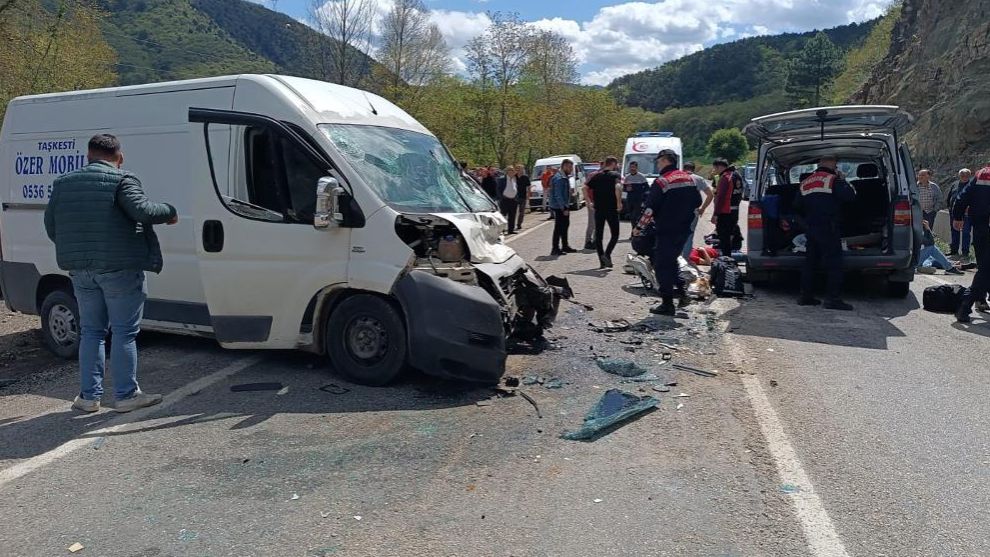 Üniversite Öğrencilerini Taşıyan Araç Kazaya Karıştı: 15 Yaralı