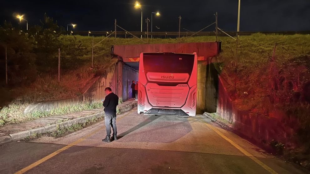 Yolcu otobüsü alt geçide sıkıştı kaldı