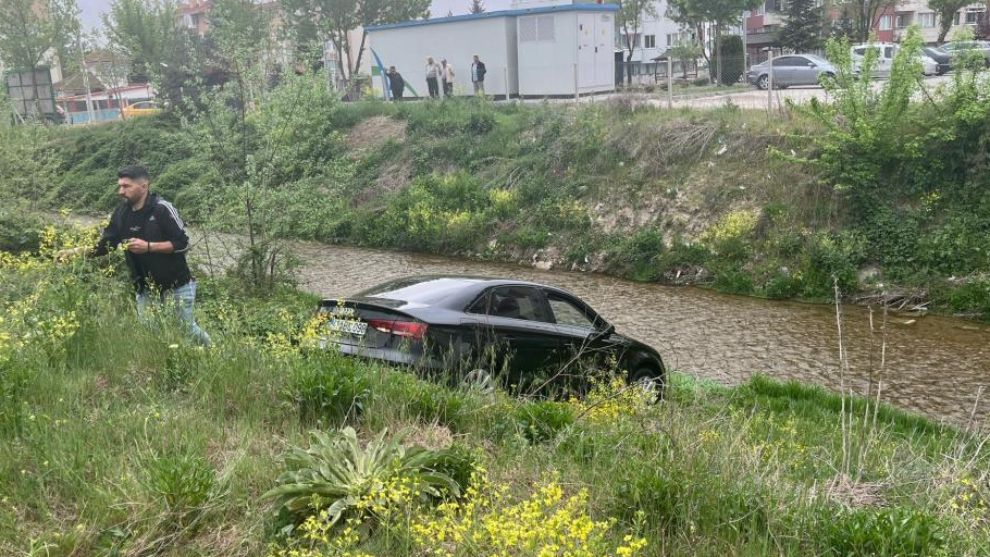 Yolunu kaybeden vatandaş gece su kanalına uçtu, sabah otomobilini kurtarmaya geldi