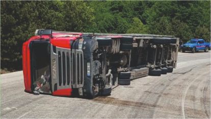 Virajı alamayan tır devrildi: 1 yaralı