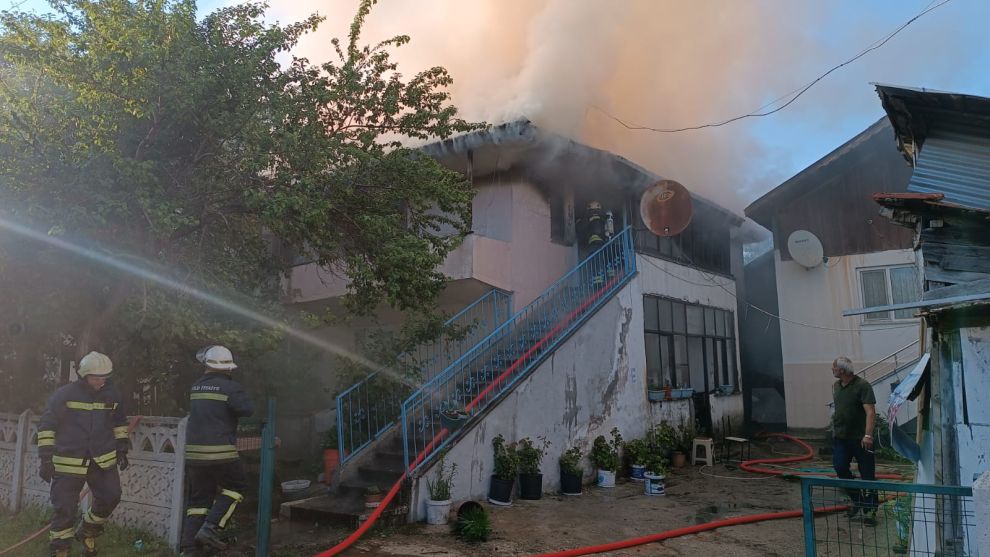 İki katlı evin üst katı alev alev yandı