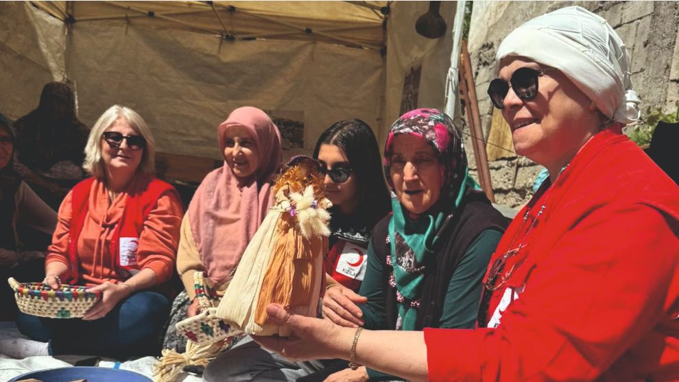 Kızılay gönüllüleri, köydelerdeki anneleri unutmadı.