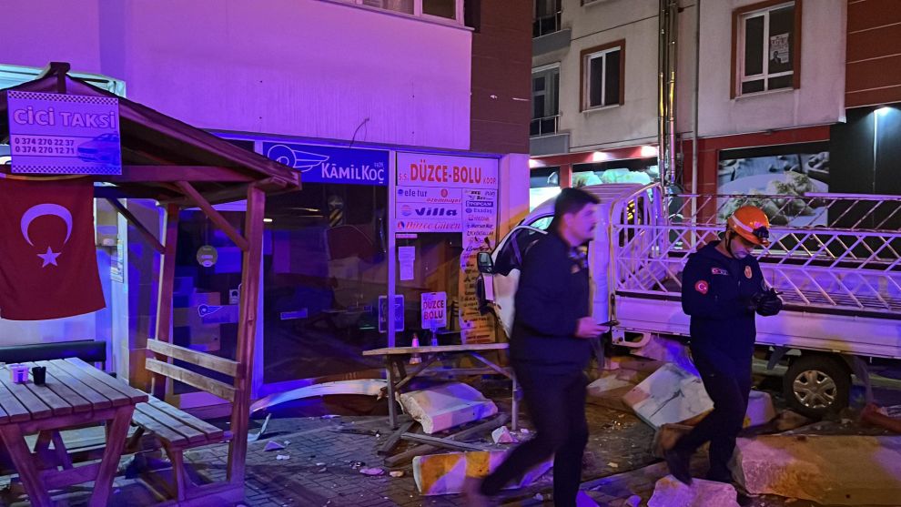 Virajı alamadı dükkanlara daldı!