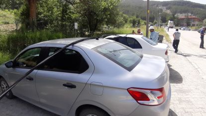 Kamyonun yolculuğu felaketle sonuçlandı: Direk söküldü, yangın çıktı