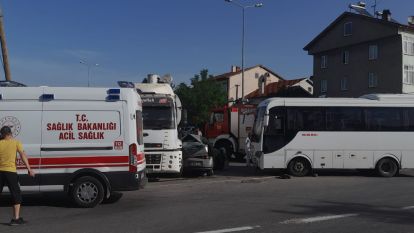 Midibüs ve kamyonun arasında otomobil kağıt gibi ezildi 1 yaralı