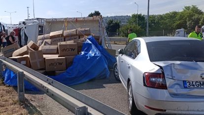 Otoyolda duraklayan araca çarptı devrildi