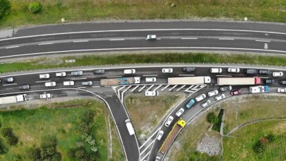 Tatilcilerin trafik çilesi Uzun araç kuyrukları oluştu