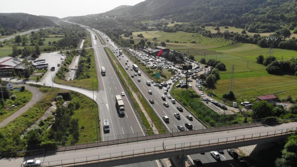 Akın akın gidiyorlar Bayram trafiği böyle görüntülendi