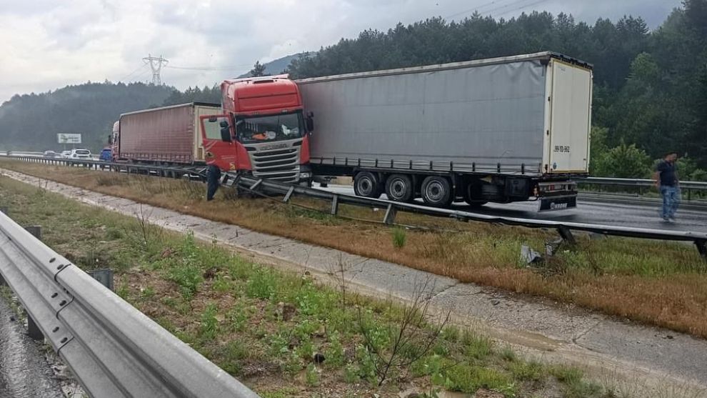 Bolu’da Tır bariyerlere çarptı