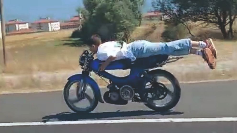 Motosikletinin üzerine yüzüstü yattı, faciaya davetiye çıkardı