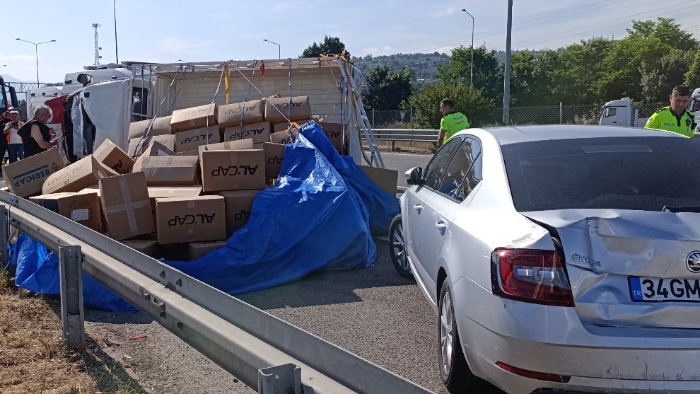 Otoyolda duraklayan araca çarptı devrildi