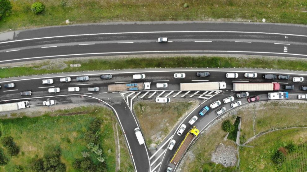 Tatilcilerin trafik çilesi Uzun araç kuyrukları oluştu