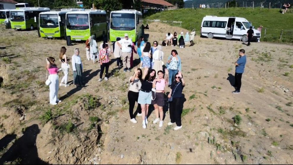 Turistler, şelalesi barajı ve mağarasıyla Yığılca'ya hayran kaldı