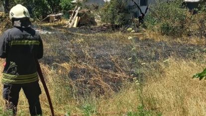 Kuru otlar alev alev yandı, erken müdahale faciayı önledi
