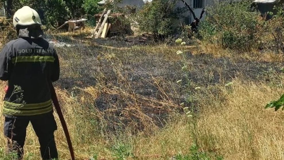 Kuru otlar alev alev yandı, erken müdahale faciayı önledi