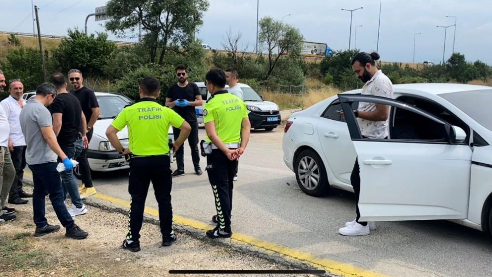 Polis, uygulamadan kaçan aracın peşine düştü: Kaçarken uyuşturucu madde attılar