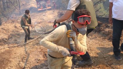 30 Saattir Yangınla Mücadele Eden İtfaiye Ekipleri