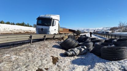 Uyuduğu iddia edilen tır şoförü, otoyolda bariyerlere çarptı