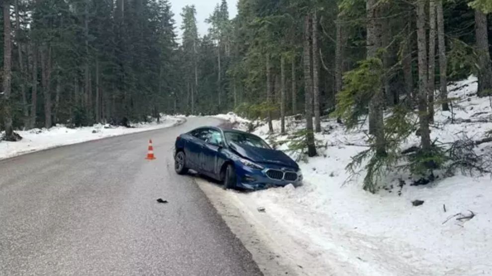LÜKS OTOMOBİL KAZA YAPTI, KARA SAPLANDI