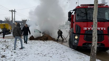 Ekskavatör toprak atarak yanan otomobili söndürdü