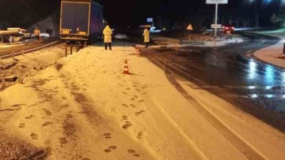 Kar nedeniyle Mengen -Devrek arasında Tır Bariyerlere Çarptı...