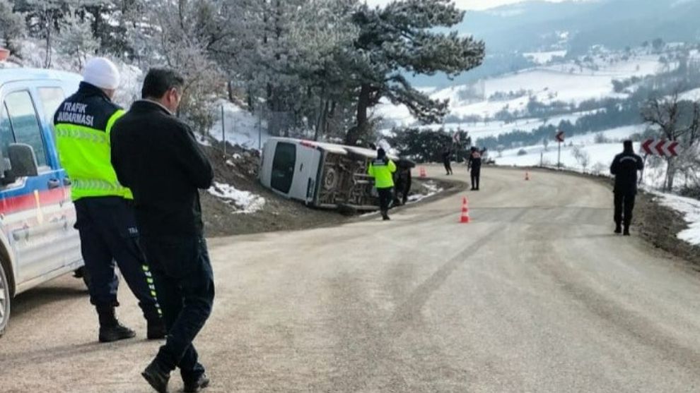 Bolu'da Erpiliç işçilerini taşıyan minibüs devrildi: 22 yaralı