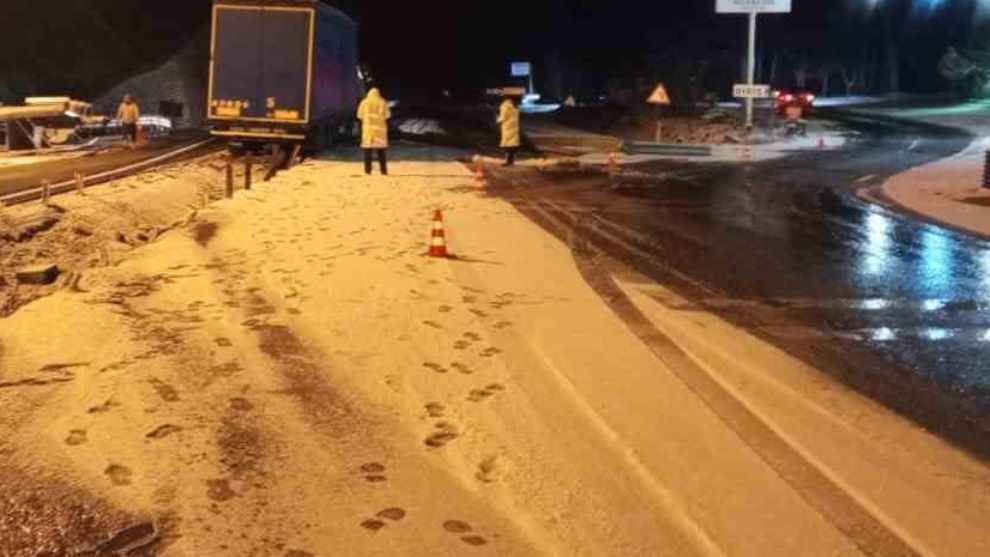 Kar nedeniyle Mengen -Devrek arasında Tır Bariyerlere Çarptı...