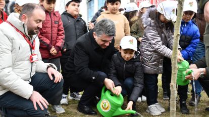 Çocuklar ile fidan dikti Fidanlara cansuyu verdi...
