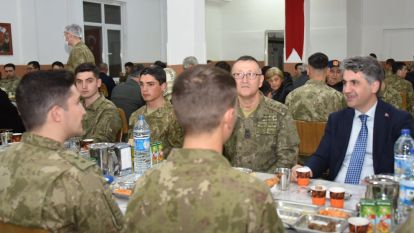 Bolu Valisi Aydın, 2.Komando Tugayında Mehmetciklerle birlikte iftar yaptı...