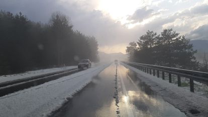 Bolu'da dolu etkili oldu, yollar beyaza büründü